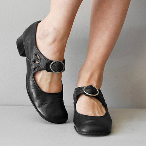 Retro-Pumps im französischen Stil mit niedrigem Absatz und Schnalle