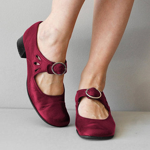 Retro-Pumps im französischen Stil mit niedrigem Absatz und Schnalle