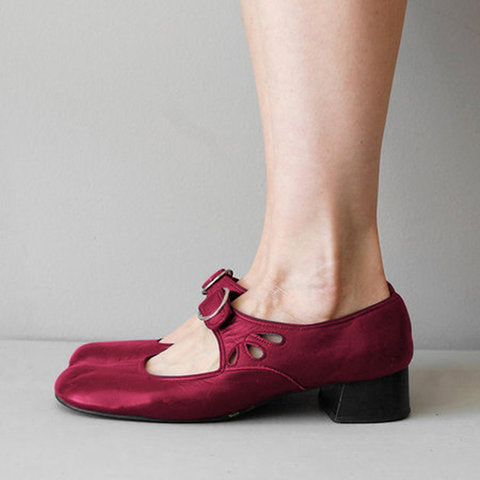 Retro-Pumps im französischen Stil mit niedrigem Absatz und Schnalle