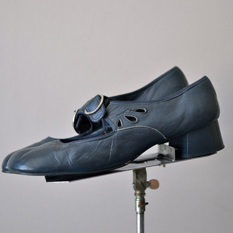 Retro-Pumps im französischen Stil mit niedrigem Absatz und Schnalle