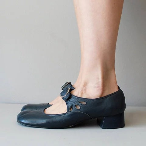 Retro-Pumps im französischen Stil mit niedrigem Absatz und Schnalle