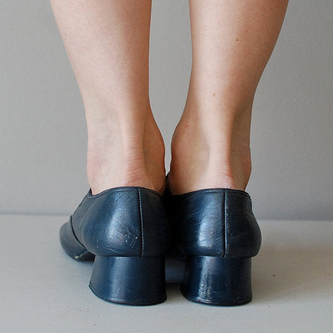 Retro-Pumps im französischen Stil mit niedrigem Absatz und Schnalle