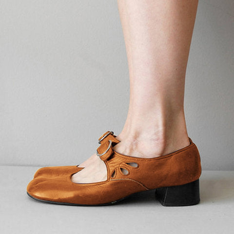 Retro-Pumps im französischen Stil mit niedrigem Absatz und Schnalle