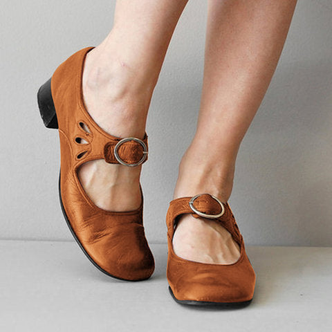 Retro-Pumps im französischen Stil mit niedrigem Absatz und Schnalle