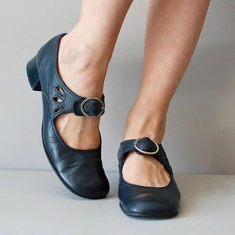 Retro-Pumps im französischen Stil mit niedrigem Absatz und Schnalle